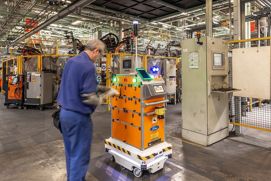 Mobilní roboty MiR pomáhají ve FORD Motor optimalizovat  interní logistiku v prostředí montážní linky