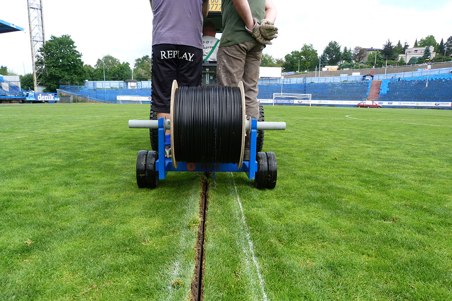 Elektrické topné kabely ohřívají fotbalová hřiště